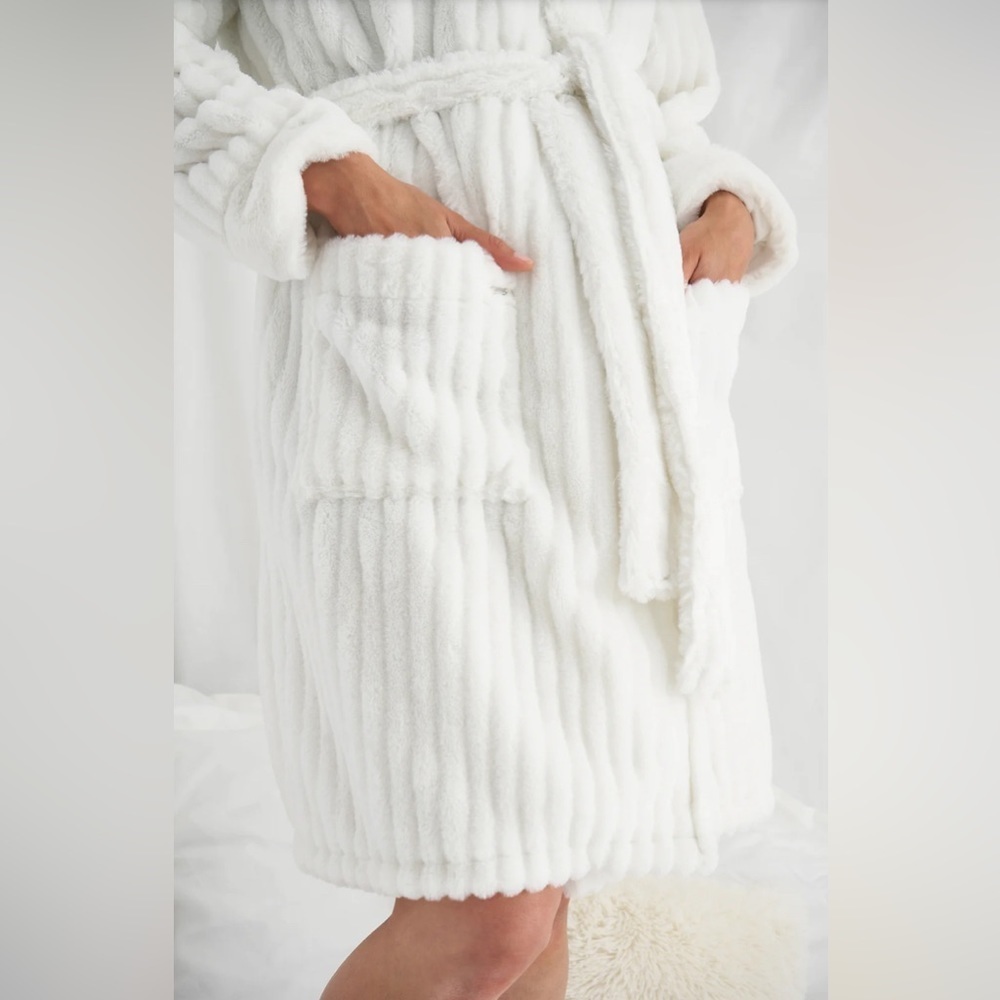 PRETTY‎ YOU LONDON CLOUD ROBE, SIZE M/L - Picture 3 of 14